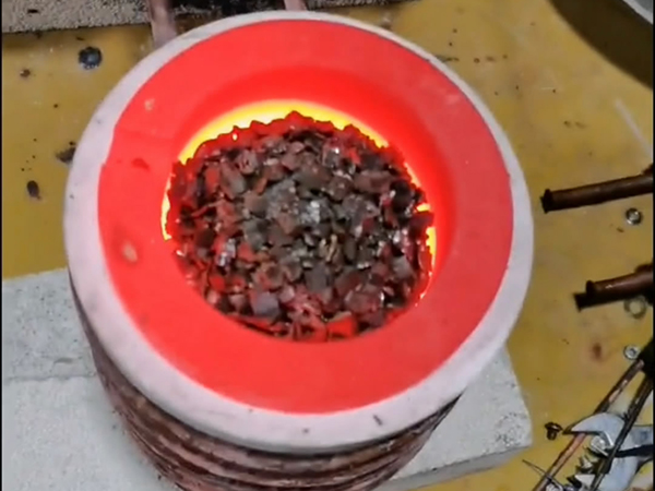 小型實驗熔煉爐，特別是用于熔煉銅的中頻電爐，是實驗室或小規模生產環境中常用的設備(圖1)