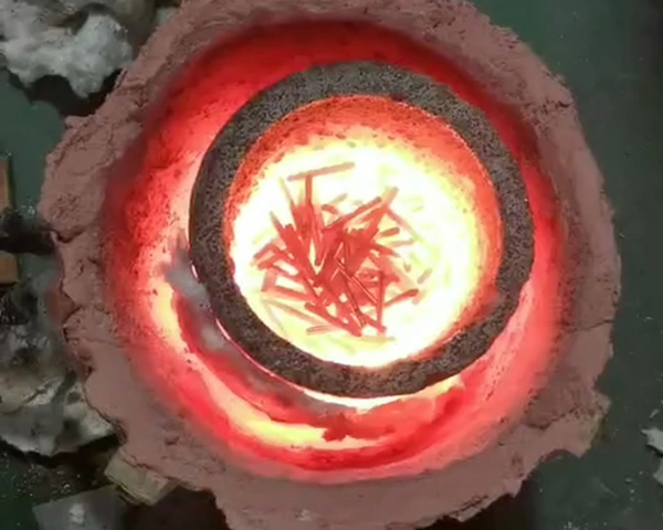 小型實驗熔煉爐，特別是用于熔煉銅的中頻電爐，是實驗室或小規模生產環境中常用的設備(圖2)