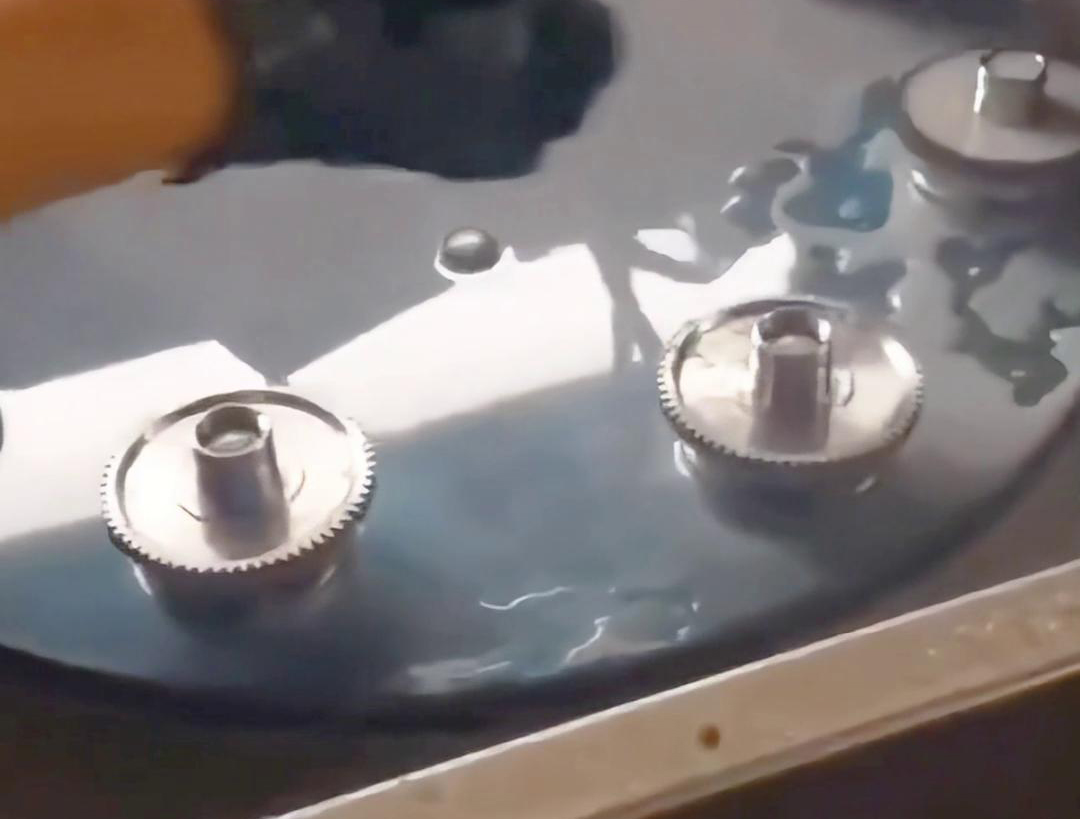 多工位齒輪淬火機床可以同時對多個齒輪進行淬火處理，提高生產效率