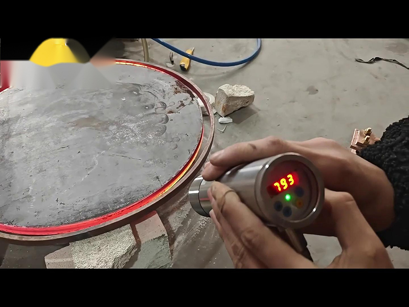 160KW超音頻感應加熱設備完全有能力將直徑700mm、厚度20mm的圓形鋼餅加熱到900度