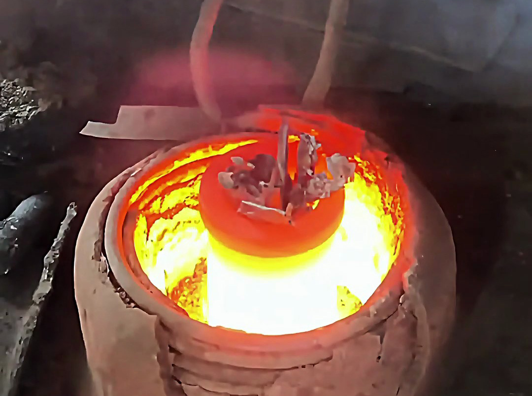 鎳合金熔煉嘗試，小型熔煉爐溫度可達1800度以上