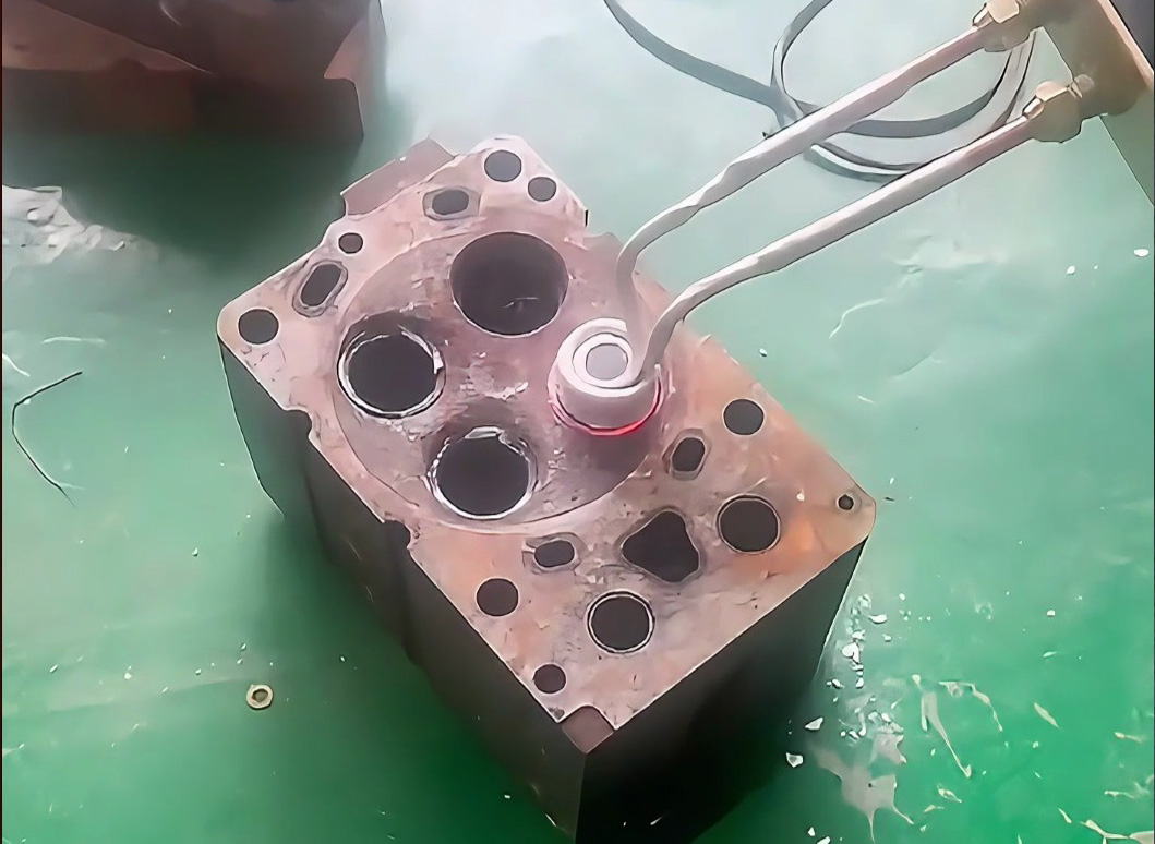 輕松拆發(fā)動(dòng)機(jī)鋼圈！軟鏈接高頻加熱機(jī)操作全演示